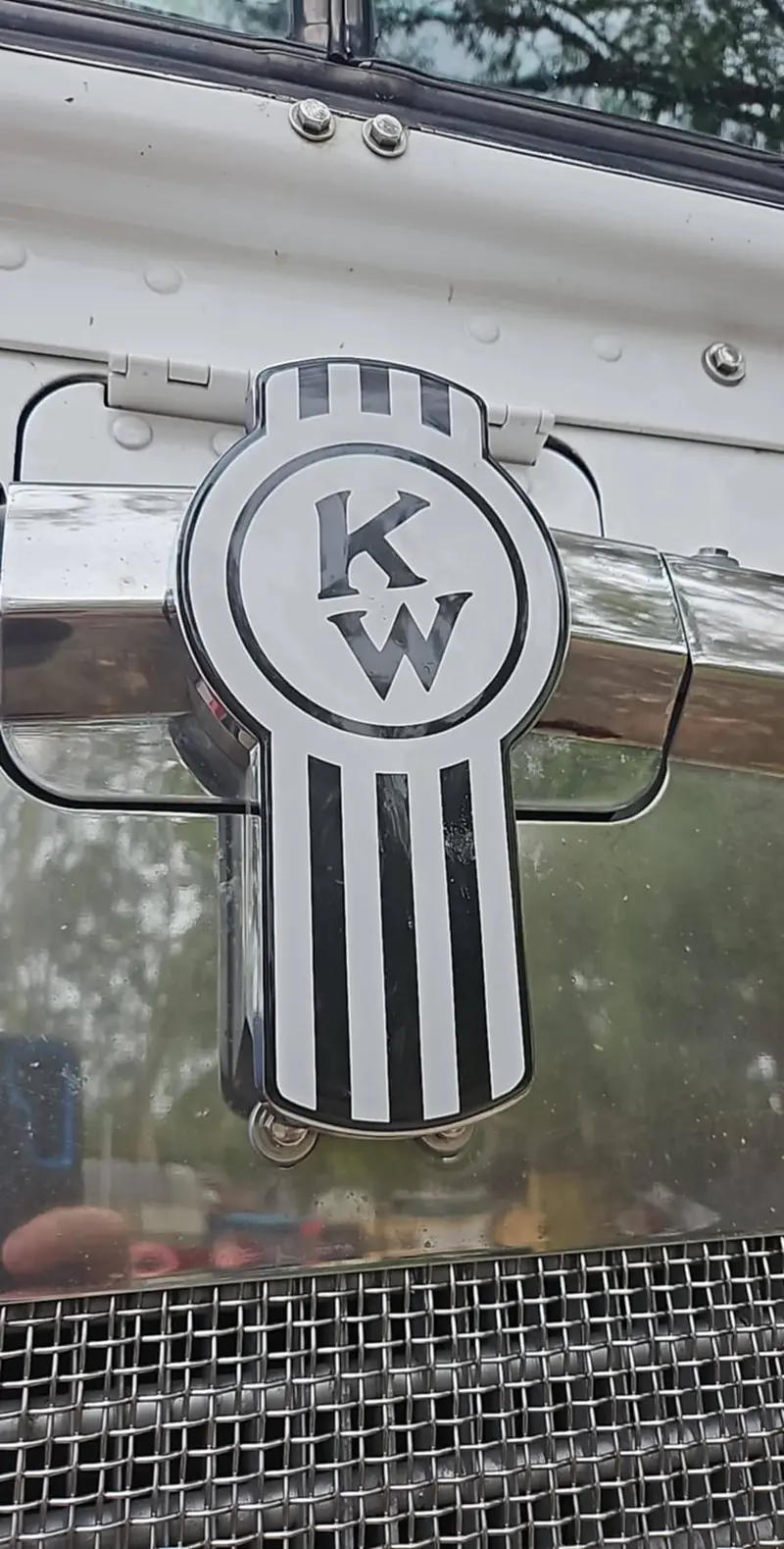 Epoxy-Domed White Vinyl Skin – Kenworth ‘Crooked’ Bug Logo 1