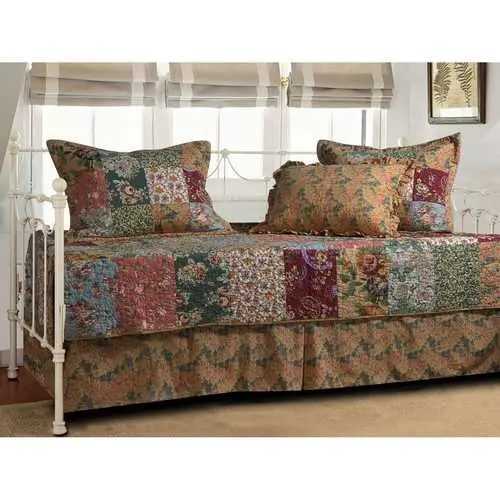 Floral 5-Piece Daybed Linen Set – Coordinated Bedding Ensemble 1