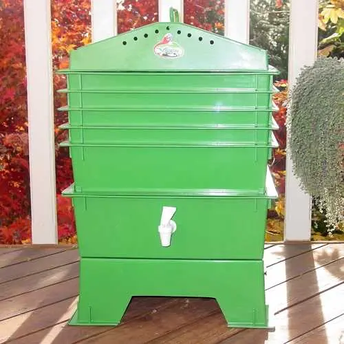 Green 5-Tray Vermicomposting Bin With Compost Tea Spigot And Aeration Lid 1